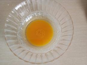 称取玉米油和百香果汁倒入碗中。