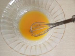 用打蛋器混合搅拌至充分乳化的状态。