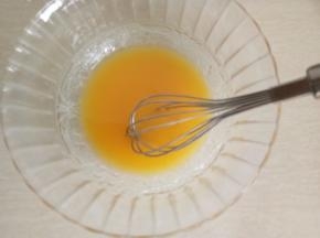 用打蛋器混合搅拌至充分乳化的状态。