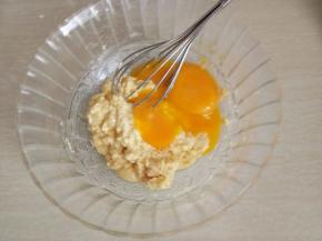 将蛋黄分三次加入面糊中翻拌