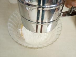 筛入低筋面粉搅拌均匀至无干粉颗粒。