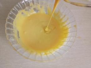 拌好面糊没有疙瘩，非常浓稠有光泽。