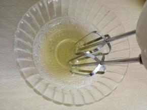 柠檬滴入蛋白，用打蛋器打至鱼泡眼。