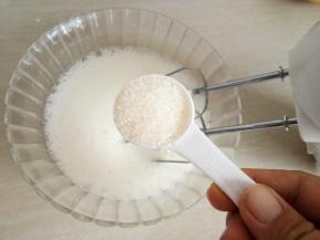 然后分三次加糖打发。