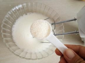 然后分三次加糖打发。