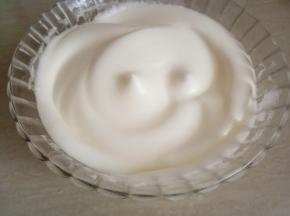 直至打到提起打蛋头呈小尖角即干性发泡。