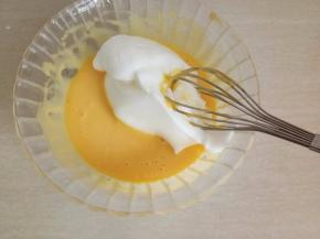 取三分之一蛋白膏，放进蛋黄糊里，用切拌的手法混合均匀，再将蛋黄糊倒回蛋白膏里。