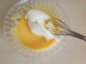 取三分之一蛋白膏，放进蛋黄糊里，用切拌的手法混合均匀，再将蛋黄糊倒回蛋白膏里。