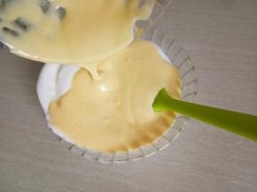 把剩下的蛋黄糊都倒入蛋白中继续翻拌。