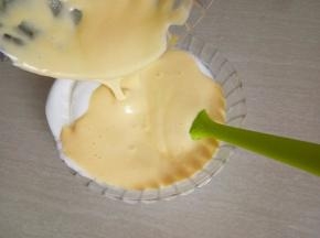 把剩下的蛋黄糊都倒入蛋白中继续翻拌。