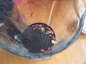 将熟芝麻、，炒好的花生、核桃放入破壁机。