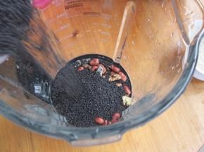 将熟芝麻、，炒好的花生、核桃放入破壁机。
