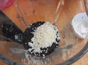 倒入泡好的糯米，