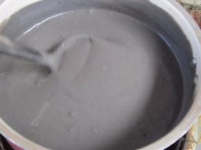 打好的芝麻糊倒入锅中。