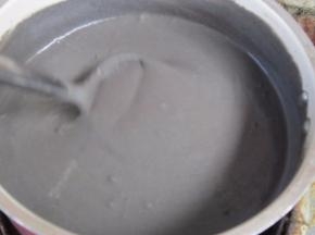 打好的芝麻糊倒入锅中。