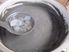 最后加入冰糖搅至糖融化即可。