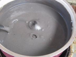 中小火煮开，并不停的搅拌避免糊锅。