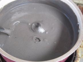 中小火煮开，并不停的搅拌避免糊锅。