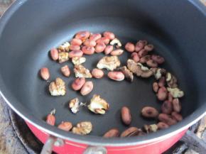 核桃花生炒出香味。