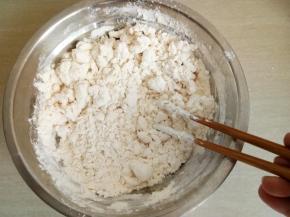 面粉放盆里用刚滚开的水边冲边搅，搅成絮状。再加入凉水继续搅拌到无干粉放一边凉至不烫手