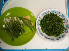 葱洗净沥干水份，一半切段，一半切成葱花。