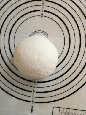 揉成光滑的面团盖保鲜膜松弛20分钟