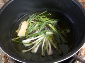 热锅冷油，放入葱段，姜片炸出葱油。