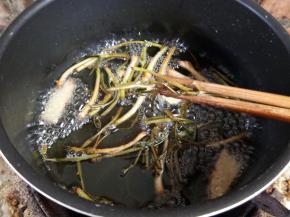 炸好的葱油把葱姜去掉。