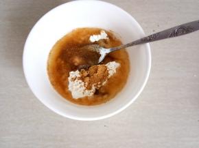 取50克的葱油、10克面粉、十三香少许