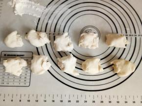 将醒好的面团分成10等份