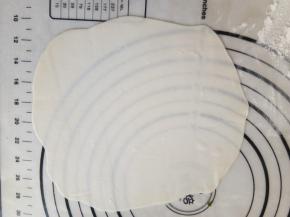 取一小面团擀开