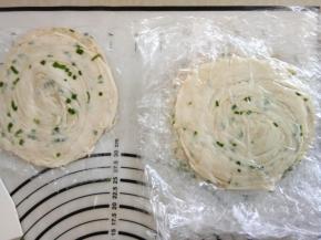 最后做完后再盖上一层保鲜膜四周捏紧避免透气倒至皮干。放入冰箱冷冻，随吃随取很方便