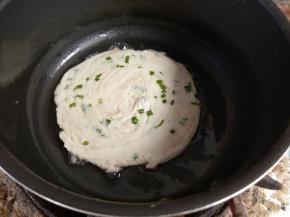 热锅放油放入饼胚