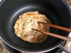 快出锅前用筷子夹两下，让饼的层次出来，更松脆