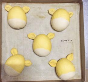 5克的小面团揉圆，擀开，两端捏紧，做成耳朵状，沾水放在大面团下面，做出耳朵的部分，发至2倍大