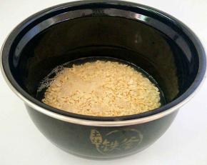 放入压力锅中，加入没过食材的清水