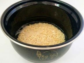 放入压力锅中，加入没过食材的清水