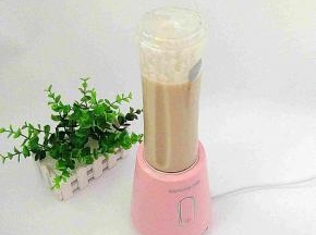 为了细腻些，连汤带豆放入料理机中打了一下。