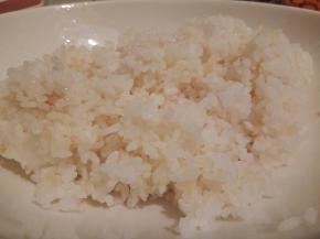 做米饭时记得少放点水，使米饭口感偏硬，要隔夜米饭，打散备用