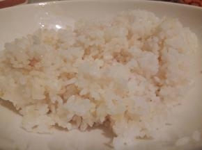 做米饭时记得少放点水，使米饭口感偏硬，要隔夜米饭，打散备用