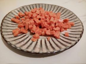 火腿肠切小丁