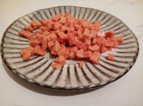 火腿肠切小丁