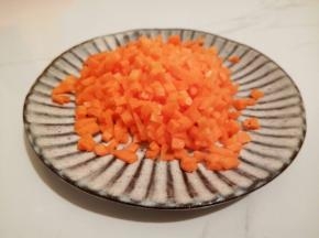 胡萝卜先切片，再切小丁