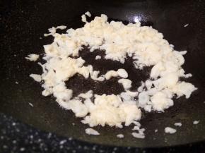 鸡蛋加少许细盐，打散，锅里放少许油，油热再下鸡蛋液，开大火，用筷子迅速不断搅拌，成颗粒状，盛盘里，