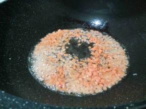 下胡萝卜煸炒，煸炒至断生