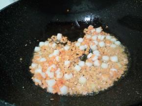 下年糕粒翻炒变软，