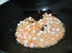 下年糕粒翻炒变软，