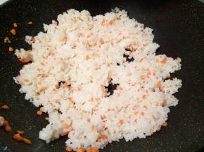 下米饭不断翻炒变散