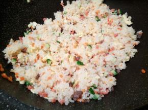 最后加炒好的鸡蛋，黄瓜，火腿肠，酱牛肉翻炒