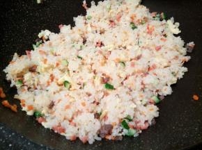 最后加炒好的鸡蛋，黄瓜，火腿肠，酱牛肉翻炒